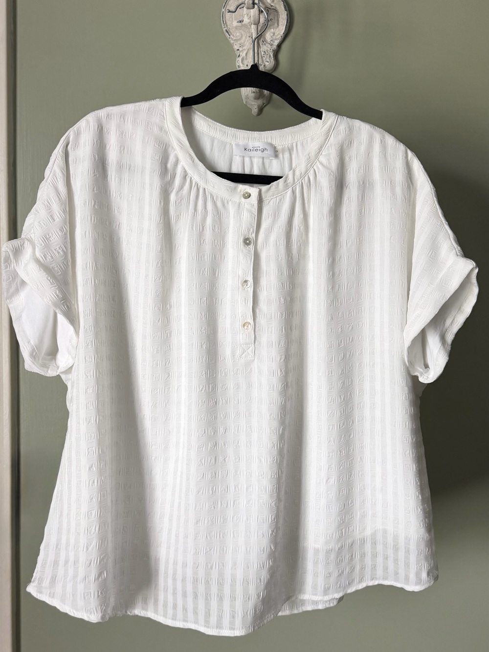 Women’s White Textured Short Sleeve Blouse – Size 1X